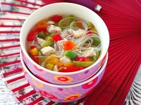 Куриный суп с рисовой лапшой и овощами