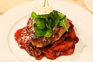 Как приготовить стейк с яблочным соусом от Даши Малаховой (ВИДЕО)