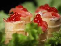 Вафельные корзиночки с красной рыбой и икрой