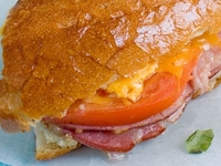 Сытный завтрак: Теплый яичный сэндвич