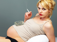 Курение во время беременности уплотняет стенки сосудов ребенка