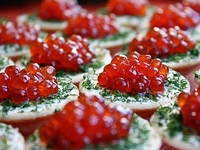 Тарталетки с красной икрой и сливочным сыром