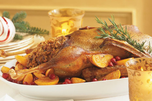 Как приготовить рождественского гуся с яблоками (ВИДЕО)