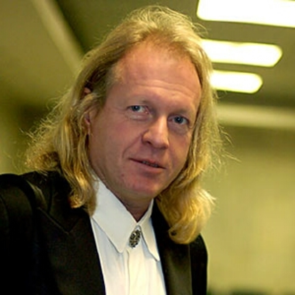 Крис Кельми побил свою жену