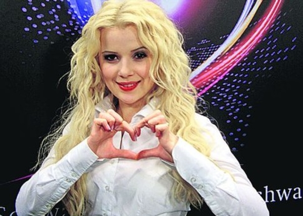 Мика Ньютон выступила на Рождество в колонии