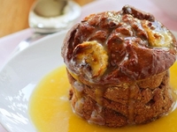 Банановый пудинг с карамельным соусом