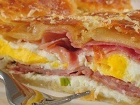 Пирог из слоеного теста с ветчиной и яйцами