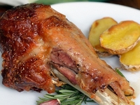 Запеченная голень индейки с розмарином и чесноком