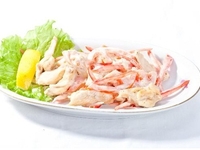 Салат из курицы с овощами и мясом краба