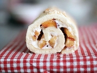 Бисквитный рулет с фруктами и сливочным сыром