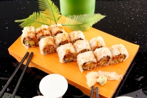 Как приготовить ролл с угрем и крабом (ВИДЕО)