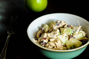 Как приготовить салат из курицы с яблоками и сливочным сыром (ВИДЕО)