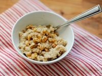 Полезный завтрак: Овсянка с орехами и медом