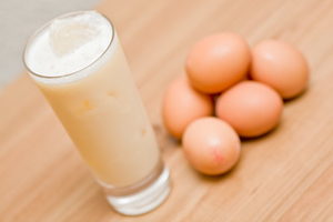 Как приготовить яичный коктейль (ВИДЕО)