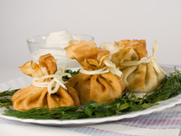 Блинные мешочки с курицей и сыром