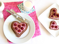 Завтрак в постель: Шоколадные оладьи-сердечки