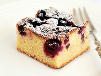 Брауни из белого шоколада с ягодами