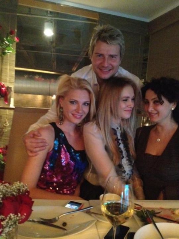Николай Басков провел День Валентина сразу с тремя девушками