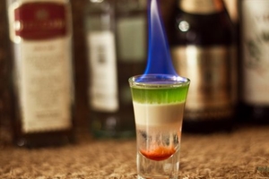 Как приготовить коктейль Хиросима (ВИДЕО)