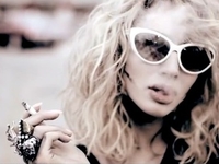 В новом клипе Облака Светлана Лобода курит, лежа на асфальте