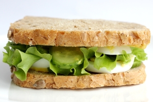 Как приготовить сэндвич с яйцом, огурцами и салатом