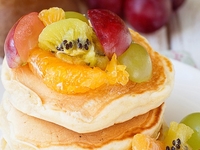 Английские оладьи с фруктовым салатом