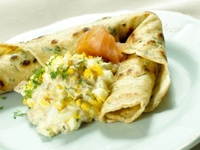 Норвежские пряные блинчики с семгой и яйцом