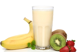 Как приготовить банановый коктейль (ВИДЕО)