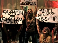 Активистки FEMEN атаковали церемонию открытия показа Versace на Milan Fashion Week
