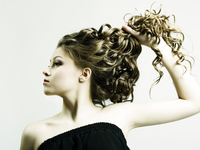 Прическа на 8 марта для вьющихся волос