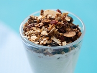 Гранола из орехов и сухофруктов с йогуртом