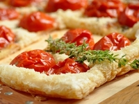 Пирог из слоеного теста с помидорами черри