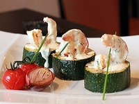 Праздничная закуска: Цуккини с креветками в сливочном соусе