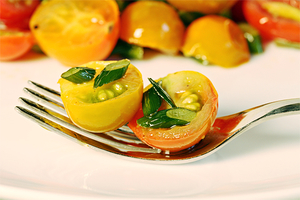 Как приготовить закуску из помидоров с чесноком (ВИДЕО)