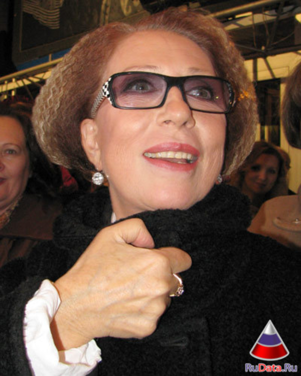 Инна Чурикова сильно переживает разлуку с единственным сыном