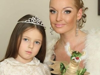 Волочкова оставила 6-летнюю дочь одну в клубе