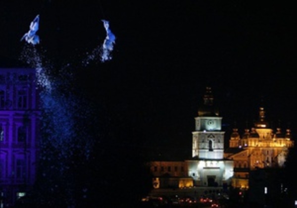 Французские акробаты засыпали Софийскую площадь тонной перьев