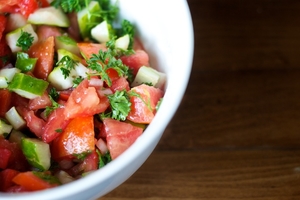 Как приготовить весенний салат из свежих овощей (ВИДЕО)