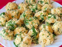 Сырные шарики с орехами и зеленью