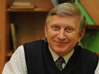 Владимир Горянский танцует на шпильках