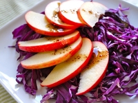 Постный салат из краснокочанной капусты с яблоком и орехами