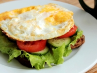 Бутерброд с жареным яйцом, огурцами и помидорами
