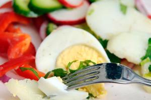 Как приготовить весенний салат из зеленого лука с яйцом (видео)