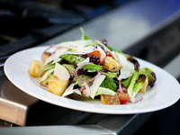 Пасхальный салат: Панцанелла с помидорами черри