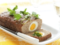 Пасхальный рецепт: Мясной рулет, фаршированный отварными яйцами