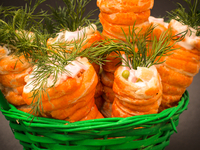 Детская Пасха: Слоеные морковки с яичным салатом