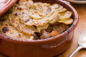 Как приготовить мясо c картофелем в горшочках (ВИДЕО)