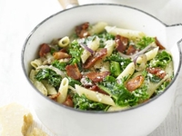 Весенняя паста с беконом и зеленью