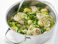 Весеннее жаркое из курицы и молодого картофеля