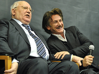 Михаил Горбачев и Шон Пенн поговорили со студентами